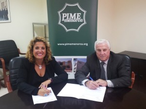 Isabel Martorell Comas, Delegada de AUSBANC Baleares, y el Presidente de PIME Menorca, Antonio Juaneda Anglada, en la firma del convenio. 