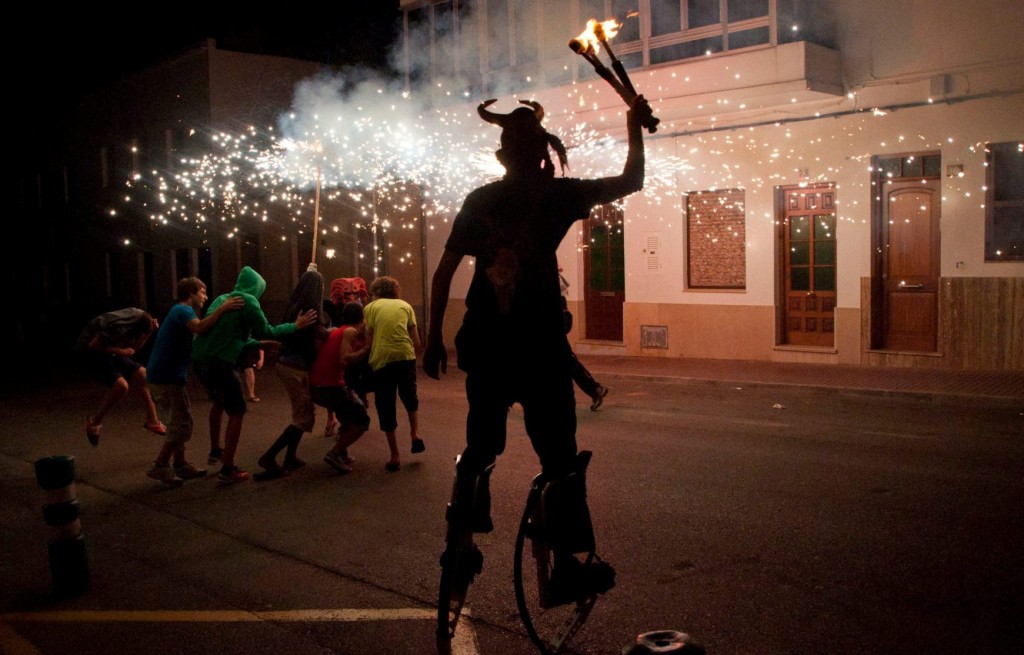 Correfoc anterior en Ferreries. foto Eugeni Martí.