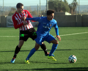 Berto Vaquero persigue a un jugador del Ferriolense durante el partido (Fotos: futbolbalear.es)