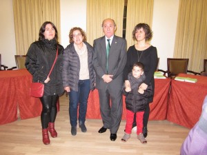 Marga Pons, Mª José Lluch, Marta Pons y Eduardo López, del grupo Aires des Barranc d'Algendar, aceptaron la invitación del alcalde Manuel Monerris. Foto: David Caules.