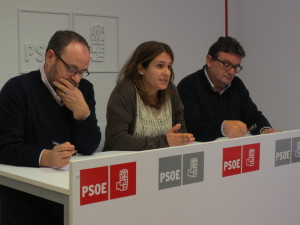 Borrás, Mora y Marquès, en su comparecencia en la sede de la formación en Mahón. FOTO.- PSOE Menorca