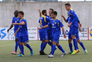 Los jugadores del Formentera celebran un gol (Foto: futbolbalear.es)