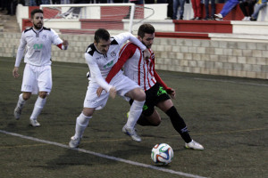 Xiscu trata de superar a un defensa (Fotos: deportesmenorca.com)