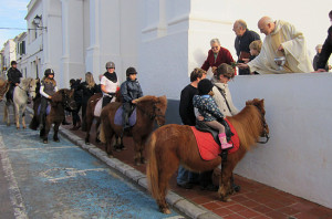 Imagen de una bendición de animales por Sant Antoni en Sant Lluís.