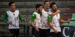 Camps, a la izquierda, durante la celebración de uno de los goles (Foto: AD Mérida)