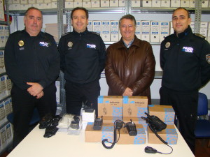 Los mandos policiales Rafael Canalejo, Vicente Vaquero y Pedro Vives, junto con el concejal Salvador Botella. FOTO.- Ayto. Mahón.