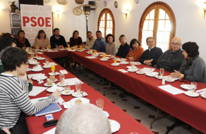 La cúpula del PSOE Menorca, reunida en Sant Lluís junto con Armengol. FOTO.- Tolo Mercadal