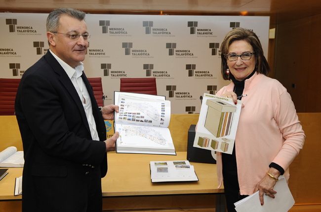 santi tadeo y maruja baillo presentando la documentacion para la menorca talaiotica