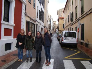 Águeda Reynes y Elena Mus junto a Anna tudurí y Lara Juanola en la presentación de los recorridos por Maó.