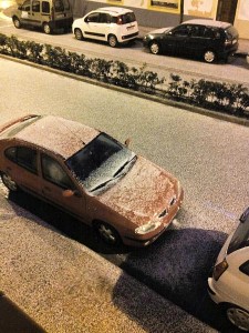 La capa de piedra cubrió los vehículos y la calzada. FOTO.- Tomeu Martí