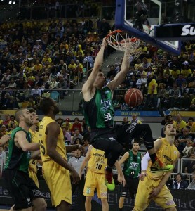 Suárez y Llull, en dos acciones del partido (Fotos: ACB Photo)