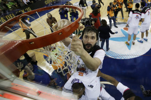 Llull, cortando la red (Foto: ACB Photo)