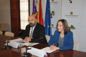 El conseller Martínez y la directora Jaén, en la presentación del balance. FOTO.- Caib