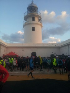 La salida del maratón ha tenido lugar en el faro de Cavalleria. FOTO.- X.C.