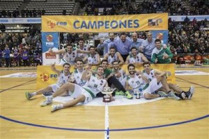 Los jugadores del Castelló, posando con el título (Fotos: feb.es)