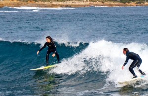 Dos surfistas, en aguas de Tirant (Fotos: Tomeu Mir)