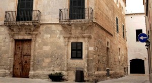 Edificio de Can Saura, en el centro de Ciutadella.