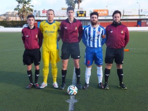 Trío arbitral con los capitanes (Fotos: futbolbalear.es)