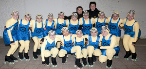 Foto de familia de las patinadoras con sus monitoras (Fotos: deportesmenorca.com)