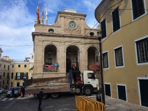 Los operarios, bajando la campana.