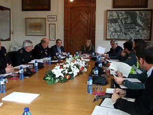 La delegada del gobierno Teresa Palmer, encabezaba la representación de la Administración del Estado, y el alcalde Ramón Sampol, la del Ayuntamiento. FOTO.- Ayto. Ciutadella