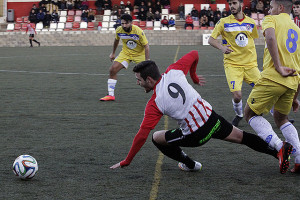 Xiscu cae al suelo en una acción del partido (Fotos: deportesmenorca.com)