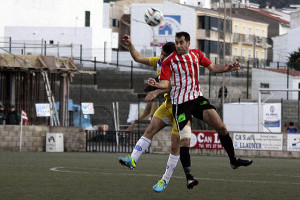 Jeroni salta a por un balón.