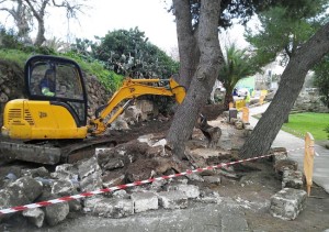 Maquinaria trabajando junto al aparcamiento. FOTO.- Carol Carreras