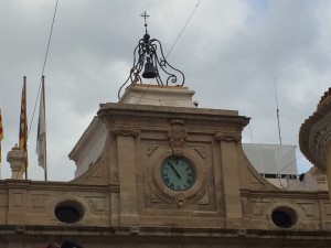 El reloj ya vuelve a tener compañera en el remate del edificio. FOTO.- Tolo Mercadal