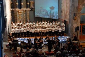 La Escolania de Ciutadella en un concierto con la OCIM.