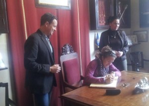 Picas, firmando en el libro de honor del Ajuntament de Ciutadella.