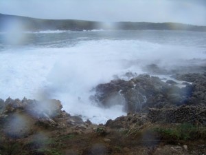 Imágenes como ésta, de la bocana del puerto de Fornells, podrían repetirse esta semana. FOTO.- Archivo