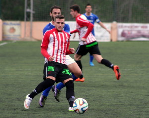 Xiscu trata de alcanzar un balón durante el partido (Fotos: noudiari.es)