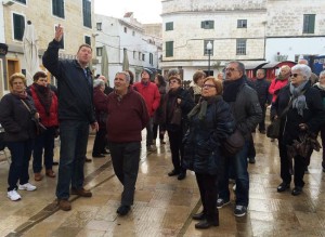 Turistas del IMSERSO de visita por Maó.