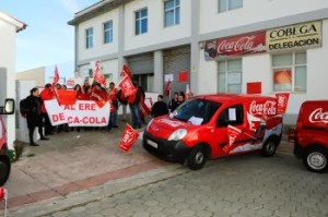 Trabajadores de Coca-Cola en Menorca, protestando el año pasado por el ERE.