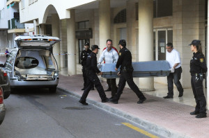 Momento en que se levantó el cadáver de la víctima en abril de 2013.