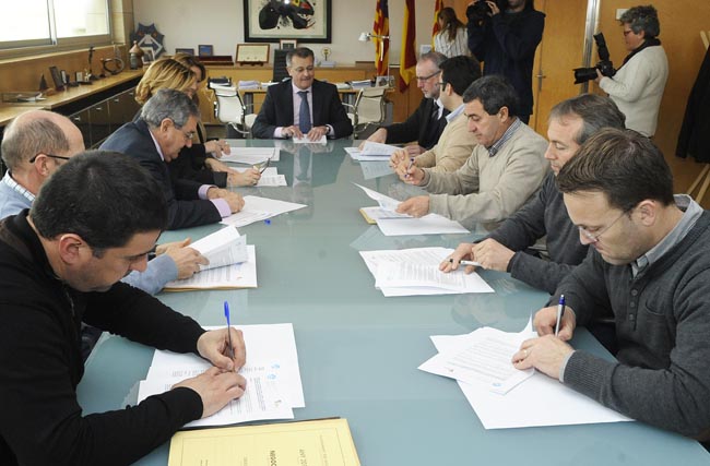 santi tadeo con alcaldes y vicente cajuso firman convenios