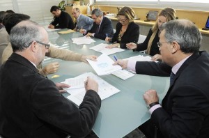 santi tadeo con alcaldes y vicente cajuso firman convenios