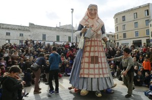 La giganta ha perdido su primer pie en la plaza Bastió. FOTO.- Tolo Mercadal