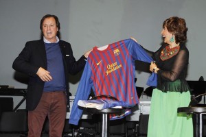 Masfurroll ha entregado a Herráiz una camiseta del Barça firmada por varios jugadores. FOTO.- Tolo Mercadal