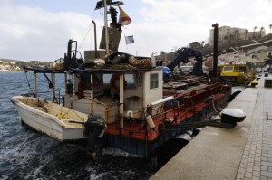 barcaza de dragado en el puerto de mao