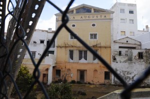 El inmueble permanece atrapado en una maraña de indefinición y abandono. FOTO.- Tolo Mercadal