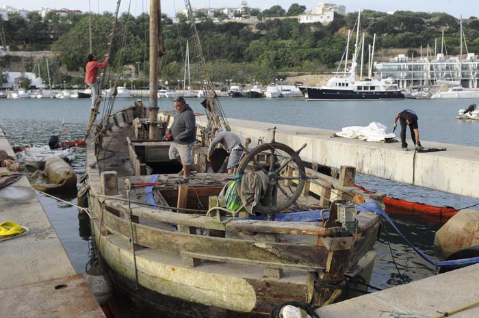 velero noruego toftevaag hundido y reflotado en el puerto de mao