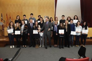 Bauzá con los  estudiantes menorquines premiados. FOTO.- Tolo Mercadal