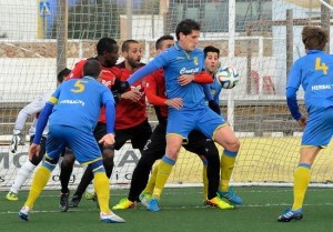 Zurbano controla un balón en el partido ante el Formentera (Foto: Tolo Mercadal)