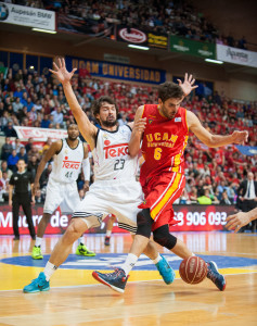 Llull defiende a Antelo (Foto: ACB Photo)