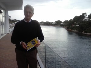 Rafael Torrent con su libro en el Club Nàutic Ciutadella.