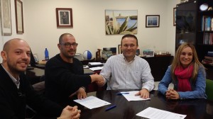 Joan Martínez (entrenador), Rosendo Pons (presidente), Cristòbal Coll (alcalde) y Carmen Reynés (concejal), en la firma del acuerdo.