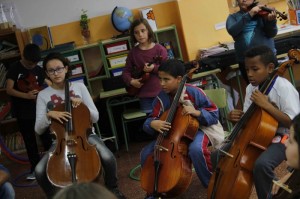 Alumnos del CEIP Antoni Juan Alemany de Maó que participan en el proyecto 'Cuatro Cuerdas'. Foto: JJMM-Maó.