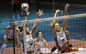 Irene Cano y Bea Vázquez salta en un bloqueo (Foto: deportesmenorca.com)